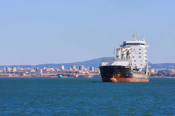 Lisbon, Portekiz - 07 Ağustos 2011: gemi gemi Haliç Lizbon, Portekiz Tagus Nehri üzerinde bağlantılı bağlantılı