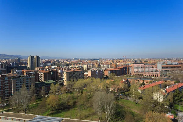 Bologna, İtalya için 14 Şubat 2017 üzerinde sergi bölgesinin bir kuleden Bologna manzara.