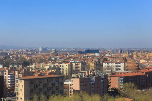 Bologna, İtalya için 14 Şubat 2017 üzerinde sergi bölgesinin bir kuleden Bologna manzara.