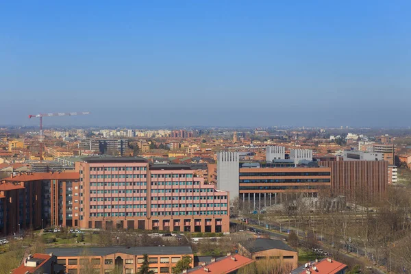 Bologna, İtalya için 14 Şubat 2017 üzerinde sergi bölgesinin bir kuleden Bologna manzara.