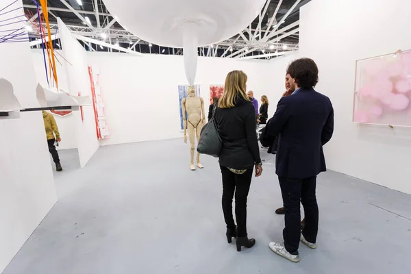 İnsanlar Artefiera 40 görüntüleyin. Tarih 28 Ocak 2016 Vernissage Bologna, İtalya.