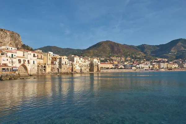 Görünümünü beach kasaba Cefalu Sicilya, İtalya.