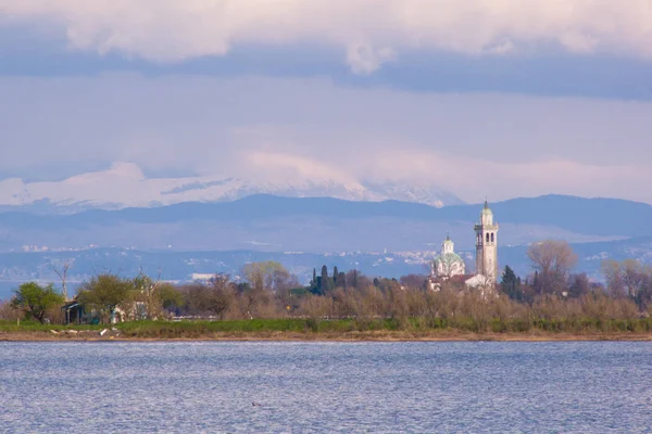 Grado Grado Lagoon Lagoon Trieste ve Barbana Adası'nın kutsal alan arka plan üzerine panoramik