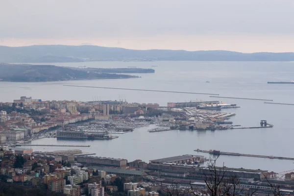 Şehir Merkezi ve bağlantı noktası Trieste İtalya için havadan görünümü.