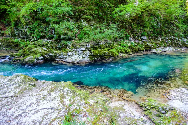 Tó vízeséssel Soteska vintgar, Szlovénia (a Vintgar megy — Stock Fotó