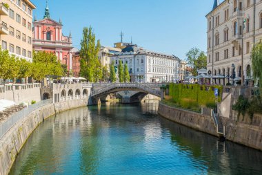 Cityscape görünümü Ljubljanica Nehri'nin kanal Ljubljana eski şehirde.