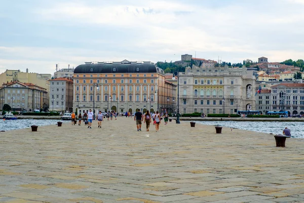 Eski iskele Molo Audace sonunda alınan Trieste bir görünüm.
