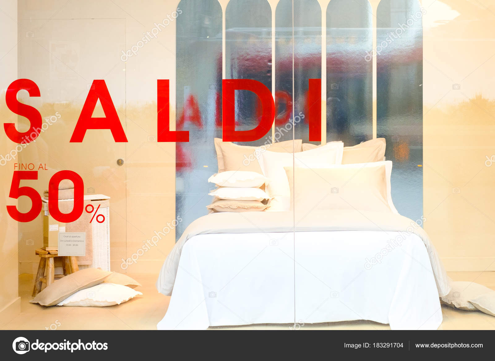 Finestra visualizzazione con testo saldi vendite inglese negozio ... Finestra in inglese