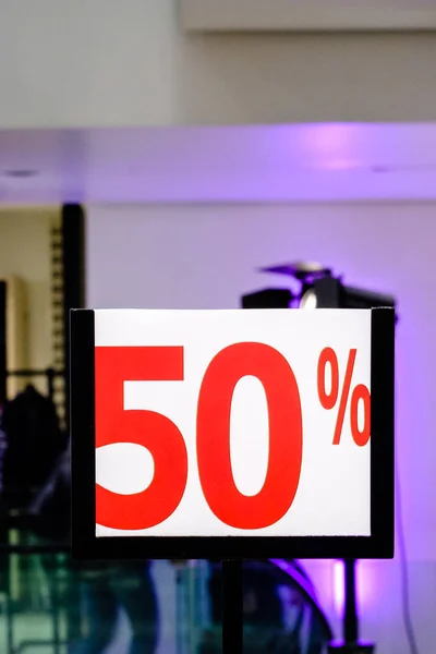 % 50 indirim. Satış ve indirim fiyat işareti