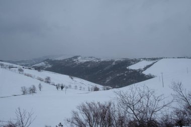 Bolo yakınlarındaki Apennine Dağları üzerinde kar kaplı bir kırsal alan