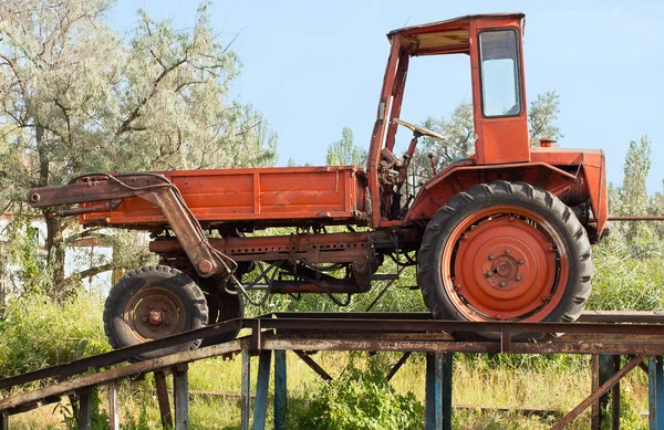 Trator vermelho velho no campo — Fotografia de Stock