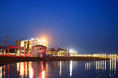 Dead Sea yakınındaki rekreasyon alanının gece görünümü.