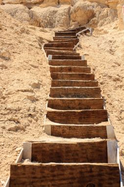 Kayalarda Ahşap merdiven çıkıyor