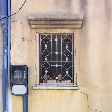 Bebeklerle süslenmiş penceresiyle duvar parçası. Tel Aviv, İsrail.
