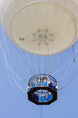 Mavi gökyüzünde beyaz sıcak hava balonu