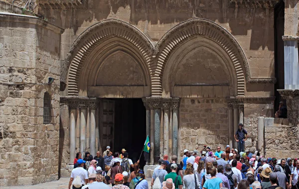 Tourist group in front of the Church of the Holy Sepulchre — Stock Photo, Image
