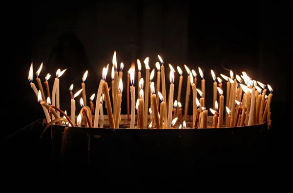 Hoop en vrede met brandende kaarsen in een kerk — Stockfoto