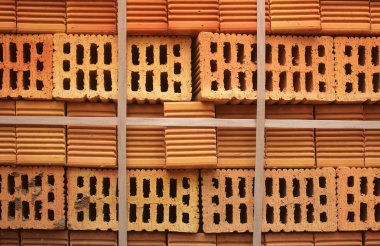 Turuncu delikli tuğlalar closeup bir şekilde bloklar halinde yığılmış