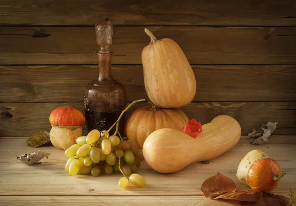 Bodegón de otoño con calabazas, vino tinto y uvas —  Fotos de Stock