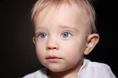 Portre portre sevimli çocuğun koyu arka plan üzerinde izole