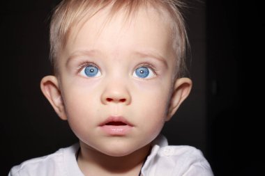 Portre portre sevimli çocuğun koyu arka plan üzerinde izole