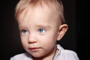 Portre portre sevimli çocuğun koyu arka plan üzerinde izole