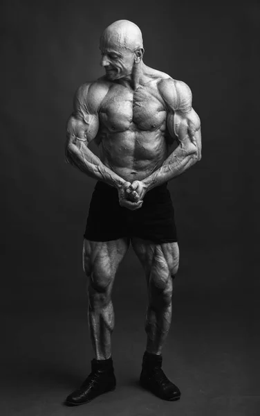 Atlet önünde poz. Kas gösterilen ve eğitim için motive edici vücut geliştirmeci. — Stok fotoğraf