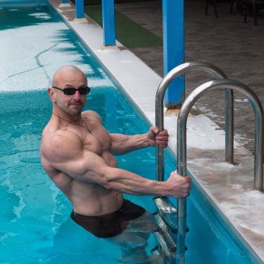 Açık Yüzme havuzunda kışın temperli rendeleyin fiziksel adamla