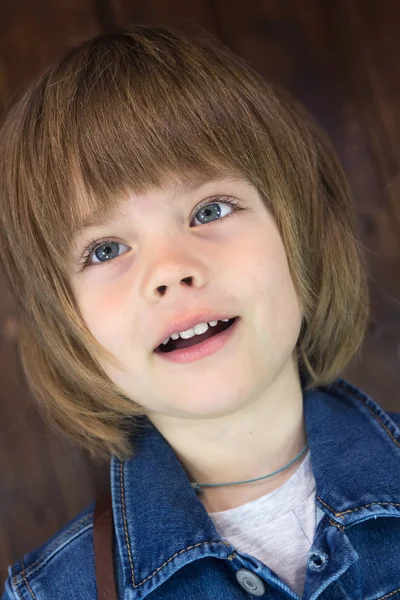 Крупный план портрета удивительного улыбающегося маленького мальчика четырех лет — стоковое фото