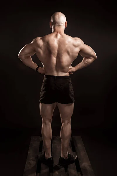 Bodybuilder visar tillbaka lat spridda i studio — Stockfoto