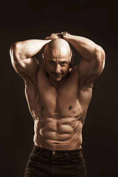 Ritratto fitness di calvo senza maglietta bodybuilder maschile con perfetto sei pack spingendo allo sport e allenamento . — Foto Stock