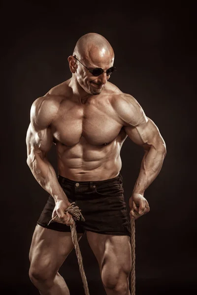 Retrato de fitness do fisiculturista masculino sem camisa careca com seis pacotes perfeitos solicitando esporte e treinamento . Fotografias De Stock Royalty-Free