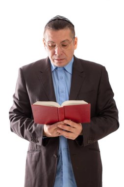 Örgü Yahudi kipası giymiş dindar bir adam. Beyaz arkaplanda izole