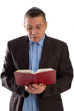 Örgü Yahudi kipası giymiş dindar bir adam. Beyaz arkaplanda izole