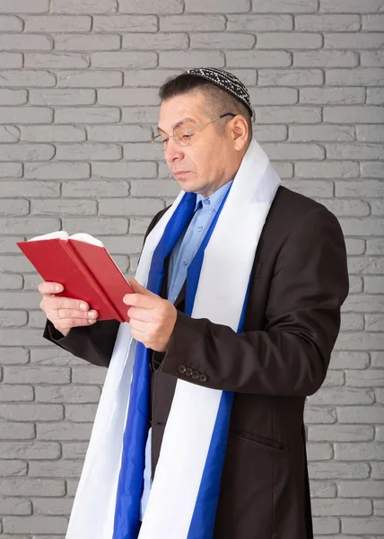 종교적 인 남자가 뜨개 질 한 유대 키파 복장을 하고 스톡 이미지