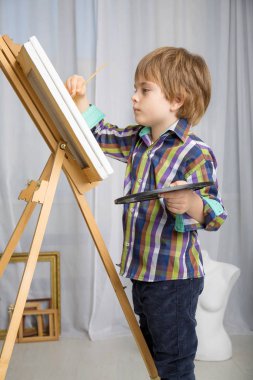 boya boyama çocuk resim şövale üzerinde