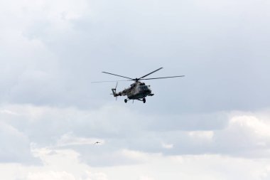 Gökyüzündeki askeri helikopter