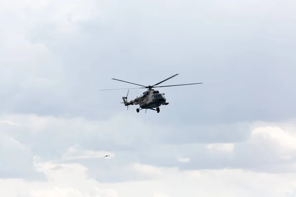 Gökyüzündeki askeri helikopter — Stok fotoğraf