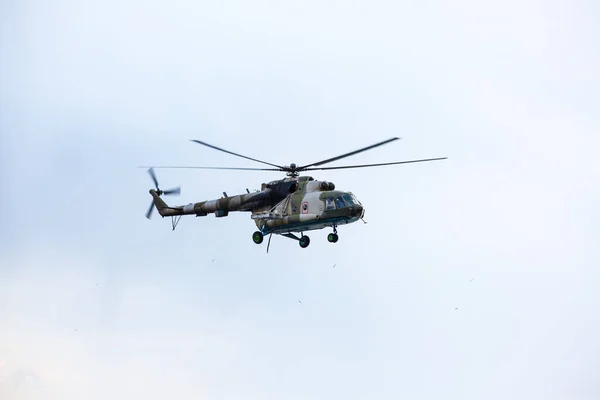 Militärhubschrauber am Himmel — Stockfoto