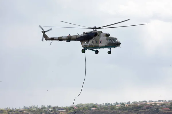 Gökyüzündeki askeri helikopter — Stok fotoğraf