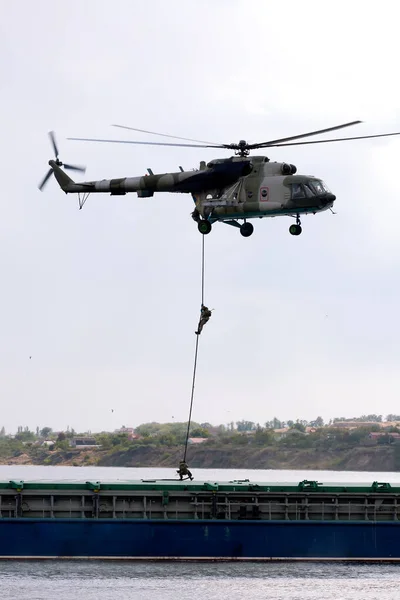 Soldiers descend from a helicopter to a barge — Stok fotoğraf
