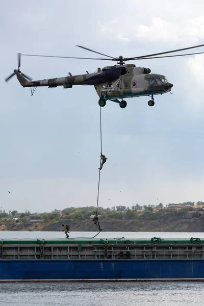 Soldiers descend from a helicopter to a barge — Stok fotoğraf