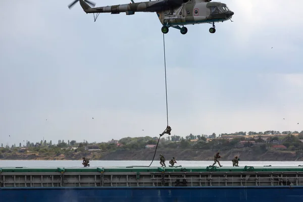 Soldiers descend from a helicopter to a barge — Stok fotoğraf