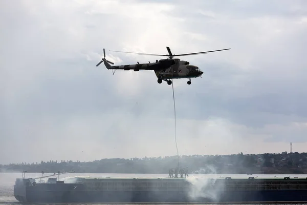 A military helicopter picks up a soldier — Stok fotoğraf