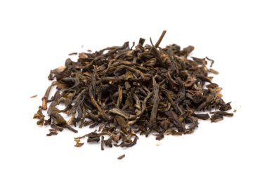 Yeşil Çin çayı Kirpikleri. Kuru çay yaprakları beyaz arka planda izole edilir.