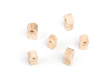 Sadece beyaz arka planda izole edilmiş bir grup tahta küçük adam.