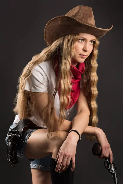 Estúdio Retrato Uma Menina Chapéu Cowboy Com Uma Bandana Vermelha Imagens Royalty-Free