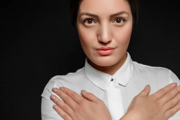 Портрет азиатской брюнетки в белой рубашке со скрещенными руками — стоковое фото