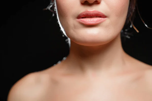 Menton et lèvres, partie du visage et épaules nues d'une jeune femme — Photo