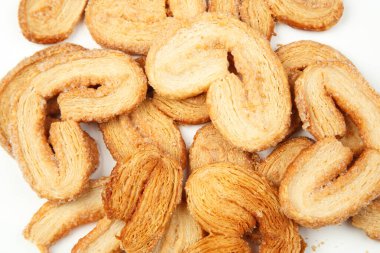 Beyaz izole arkaplanda birden fazla katmanlı kurabiye